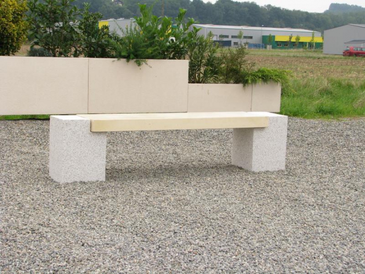 Banquette Orion pieds gravillons lame béton blanc naturel